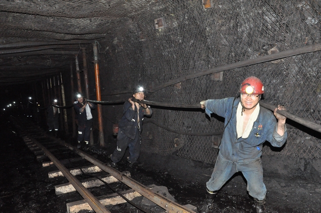 花园煤矿组织全矿大班人员下井拉电缆