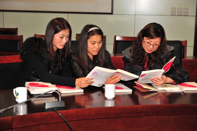 运河煤矿：工会女工委千册图书送基层