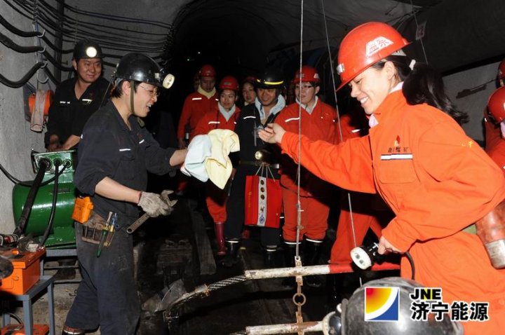 鹿洼煤矿志愿者下井慰问一线工人