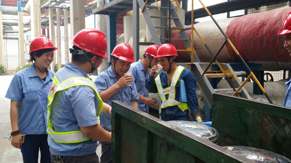 金威煤电团委“共青团号安全服务车”开到职工身边