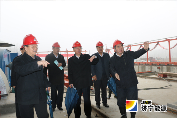 梁山县委书记贾治阜冒雨视察梁山物流项目施工现场