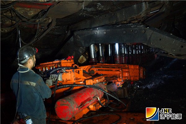 1538971711447186.jpg 义桥煤矿:义桥煤矿6302工作面回撤用上了“机械手”。(董龙华)_副本.jpg