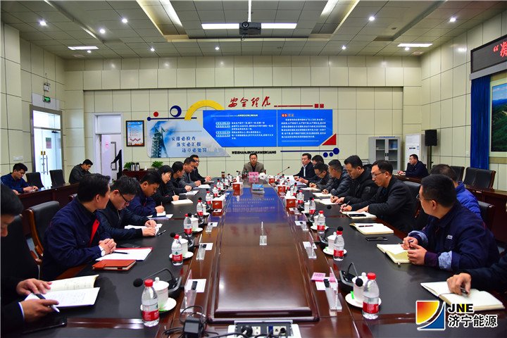 1543453318940674.jpg 2018年11月28日,李明富到金源煤矿指导“凝心聚力谋发展”大讨论活动(徐帅).jpg