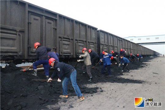 济矿物流全员齐上阵 抢卸冻煤出高效