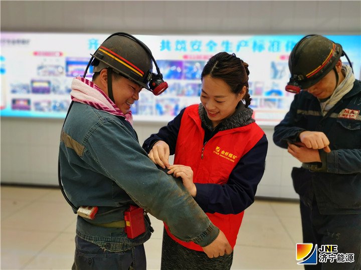 2019年3月1日，金桥煤矿青年志愿者、女工协管员开展“衣心衣意 爱心缝补”活动（孟冉 摄）.jpg