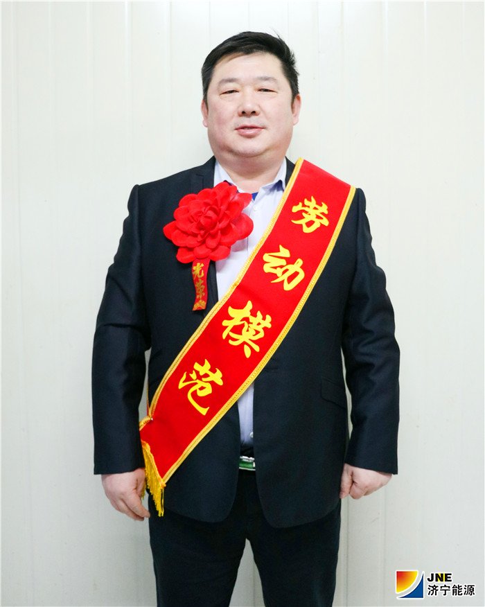 1552975177871393.jpg 济矿物流公司运行工区区长刘建国 2018年度集团公司劳动模范.jpg