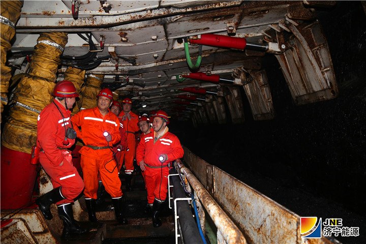 1555653867491853.jpg 2018年1月25日-济宁能源党委副书记、总经理张广宇在朱家峁煤矿101工作面调研智慧矿山建设情况.jpg