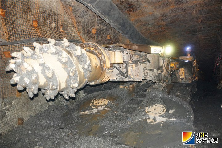 1555653910143295.jpg 提高劳动效率。综掘机的投入使用,实现了炮掘向综掘的转变,生产效率大幅提高,工人劳动强度有效降低.jpg