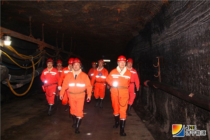 1557368903753314.jpg 2019年5月1日,榆林市煤监局局长李建文节日期间到朱家峁煤矿检查工作(伍国辉摄).jpg