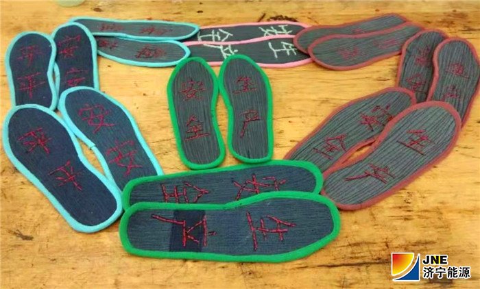 1564013880133570.jpg 2019年7月24日,阳城煤电女工做鞋垫为千米井下职工传递关爱.jpg