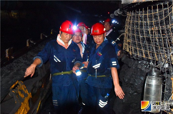 一、8月16日 集团公司党委副书记、总经理张广宇，副总经理马金平在霄云煤矿井下生产现场视察矿井复产情况（范栋 摄）.jpg