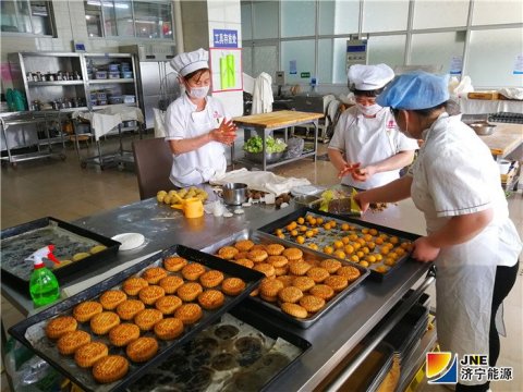 安居煤矿后勤食堂手工月饼深受职工青睐