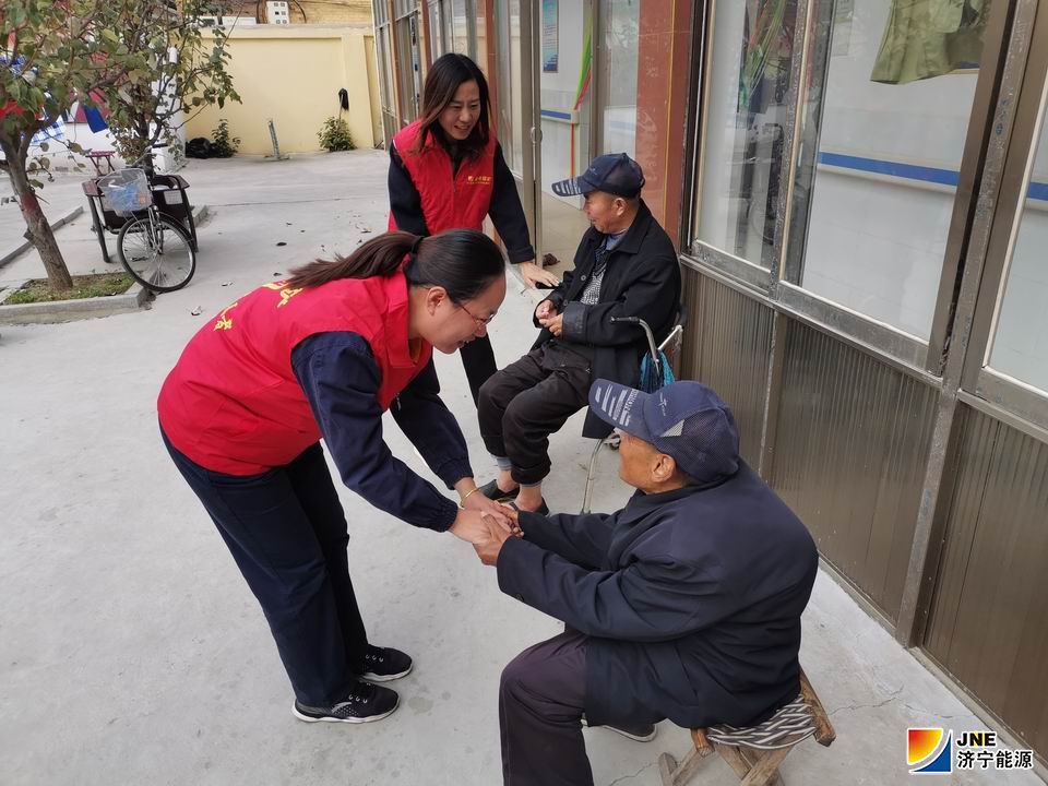 金桥煤矿运输工区党支部组织党员赴金乡街道敬老院为老人们送去关爱和温暖（马慧珍 摄）.jpg
