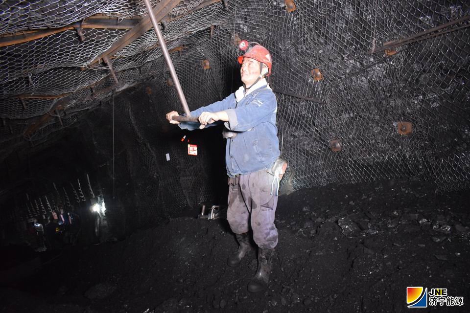 2019年11月2日，记集团公司2019年度职工技能大赛综掘机状元 陈井雷(运河煤矿 韩孝义）.jpg