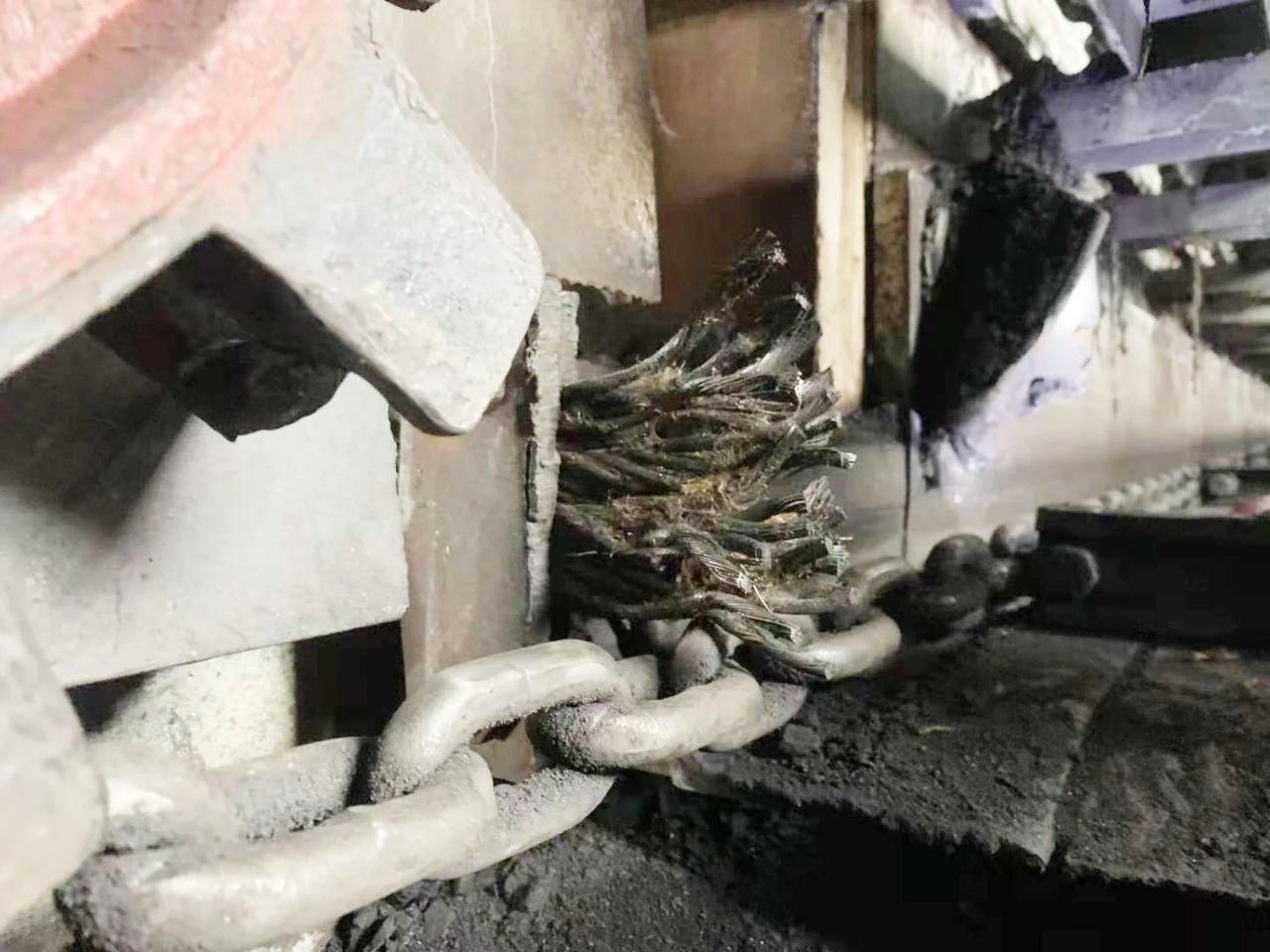 朱家峁煤矿：刮板输送机清扫器 一招解决矸石卡链.jpg