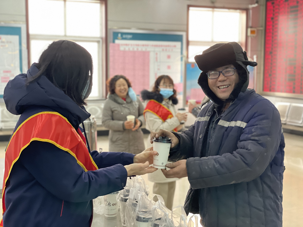 2021年1月8日，运河煤矿浓情姜茶送健康 驱走寒冷暖人心（赵淑燕 张弘 沙诚）.jpg