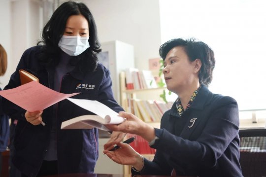 引“家风教育”进矿区，金桥煤矿举办“庆三八”主题讲座