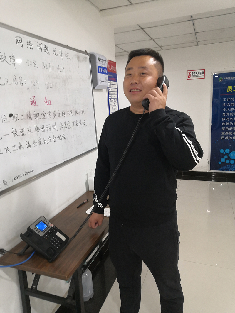 2021年9月24日朱家峁煤矿“专线电话” 成为职工生活交流和沟通工作的加速器（相红伟摄） (1).jpg