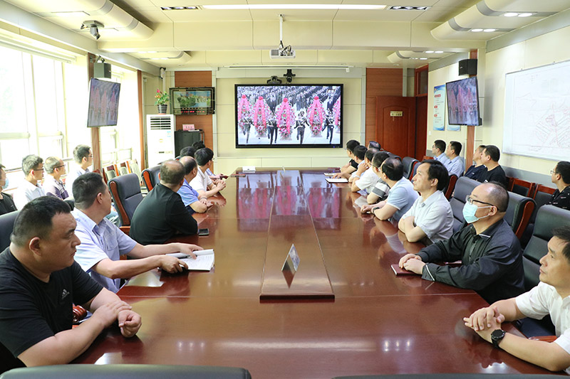 2021年9月30日，义桥煤矿组织收听收看“烈士纪念日”公祭烈士活动直播。（李平  摄） (2).jpg