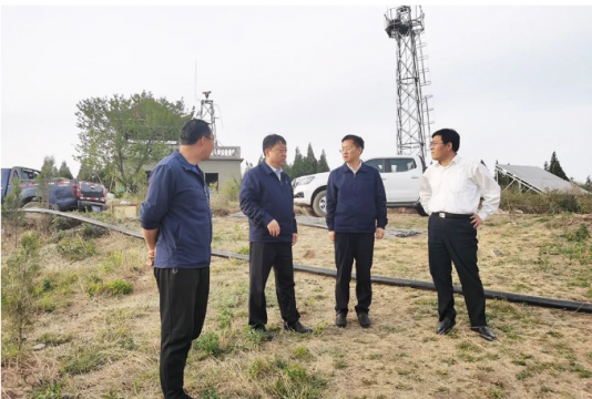 王崇景带队到微山县两城镇对接绿化荒山工作