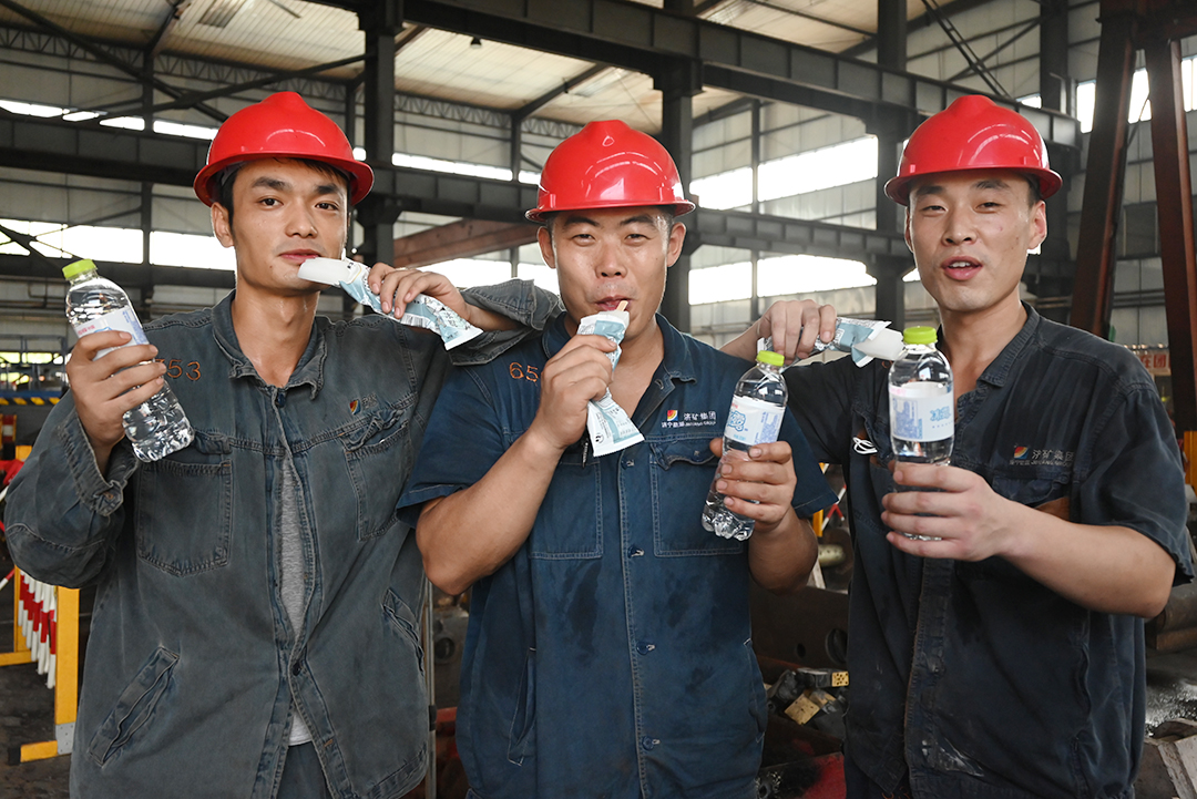 1660212977752289.jpg 2022年8月5日运河煤矿清凉到岗 职工心爽(徐秀娇).jpg