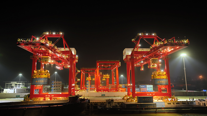 1666598179806072.jpg 新突破!龙拱港首次实现“双桥联动”同时作业(周博韬,摄2).jpg