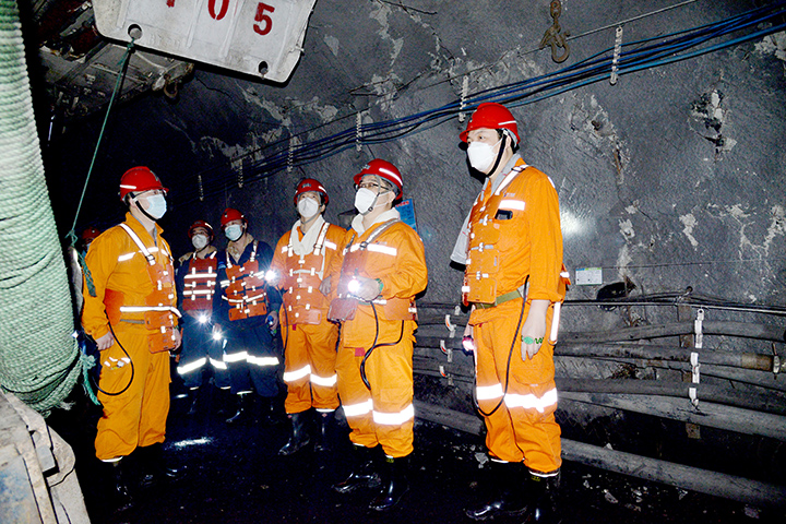 1月1日，许振宏带队到安居煤矿慰问督导检查.jpg