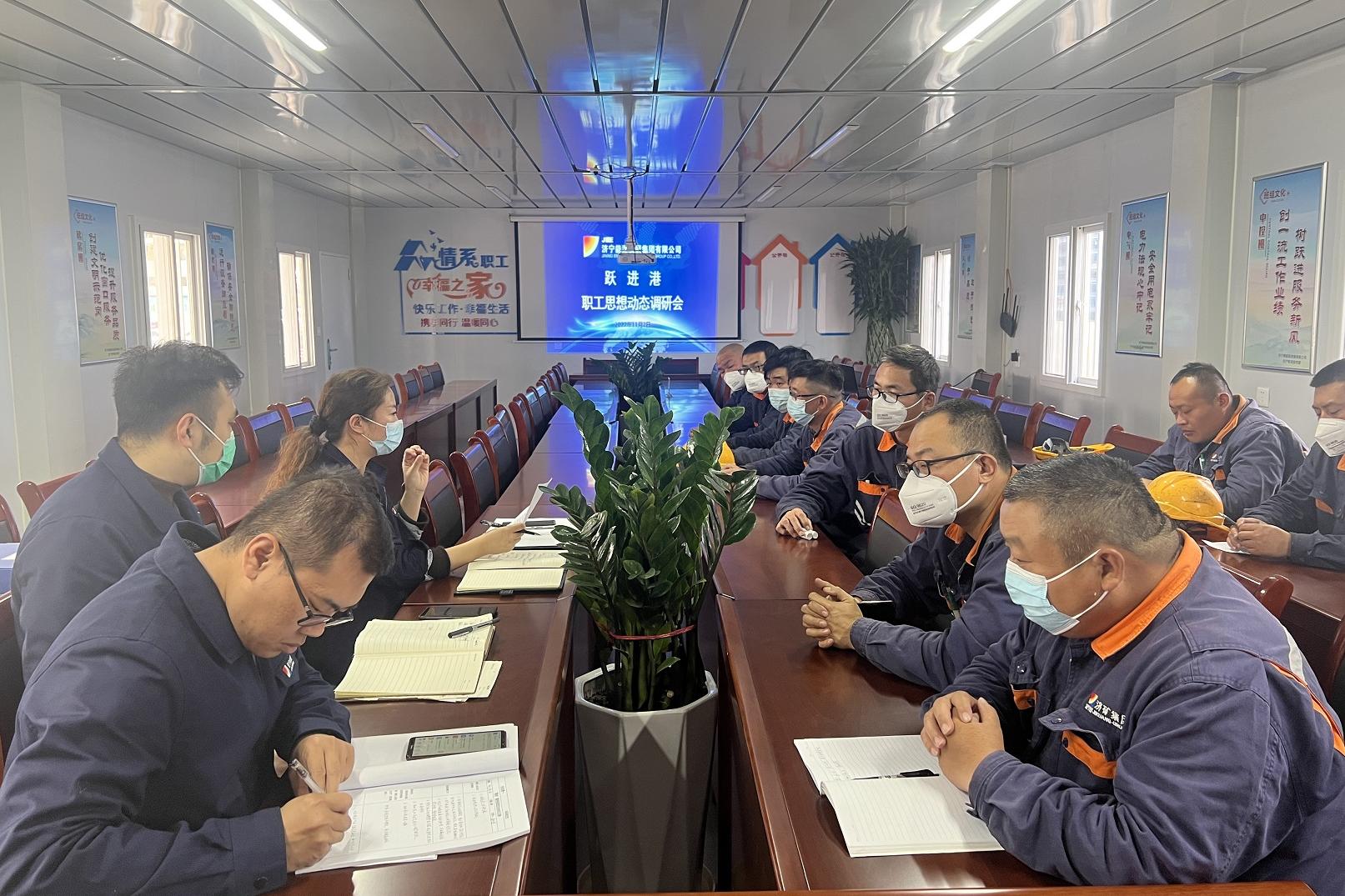 1689580897479655.jpg 2022年11月,跃进港思政工作“小分队” 奔赴一线化解职工“心中惑“,图为思政小分队与职工面对面(地点:跃进港 拍摄:陈广攀).jpg