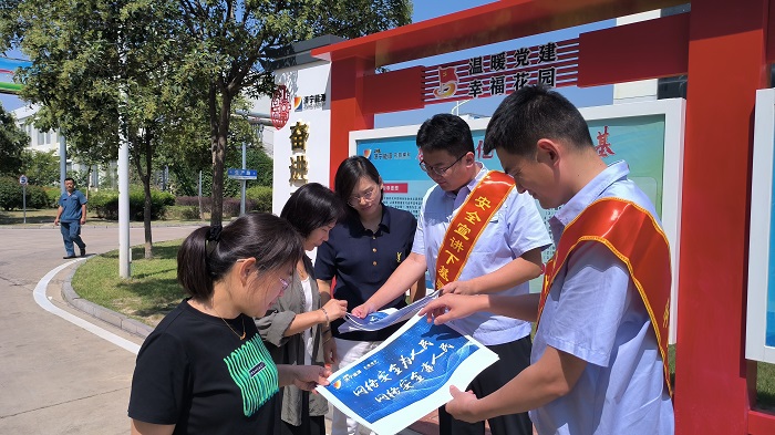 1694831478329580.jpg 花园煤矿组织开展网络宣传周活动。图为花园煤矿青年志愿者在向过往职工发放活动宣传海报。(地点:花园煤矿 摄影:仇文)2.jpg