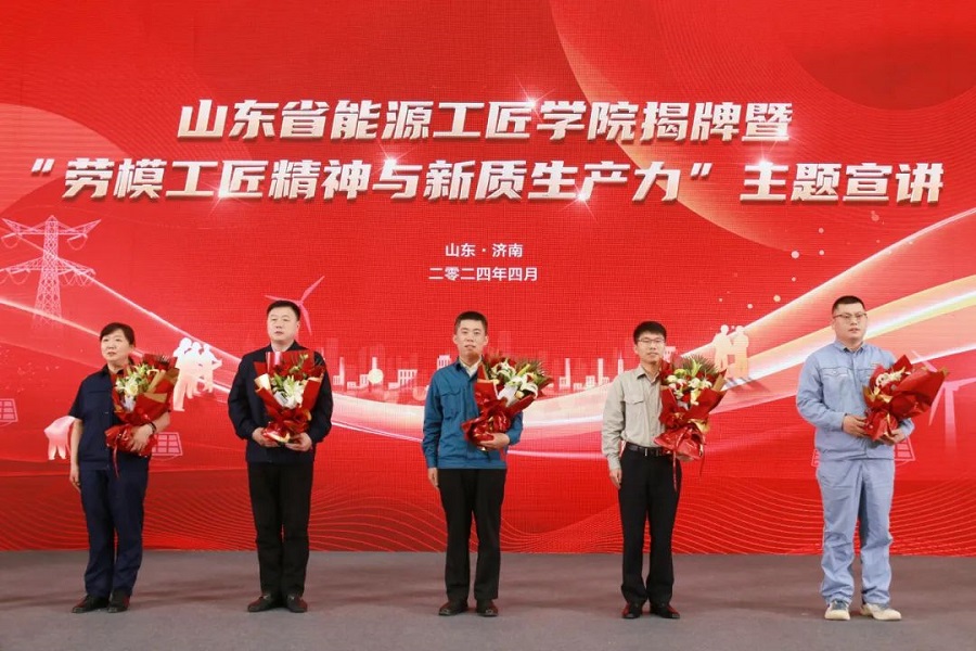 1714285858137370.jpg 领奖.jpg