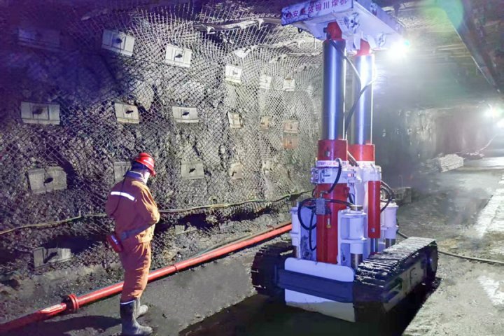 运河煤矿首台履带行走液压支架成功投用