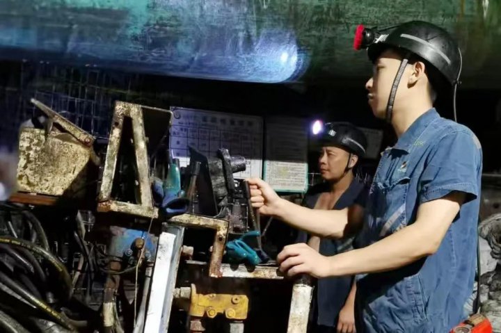 效率翻倍！阳城煤电发明钻机打锚杆装置