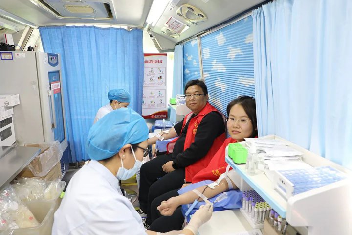 红心映热血，财务管理公司青年五四添暖——献血车“生命接力”